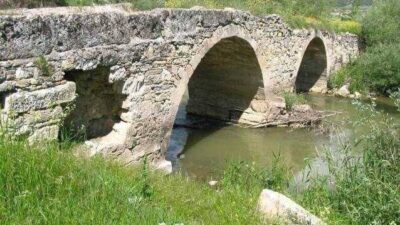 Denizli'nin Çal ilçesindeki Roma dönemine ait Asar Köprüsü, titizlikle gerçekleştirilen