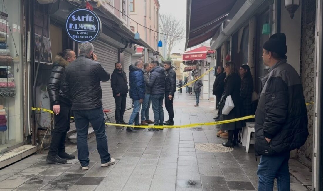 Adapazarı'ndaki kuyumcu soygununda 25 milyon liralık altın ve saat çalındı.