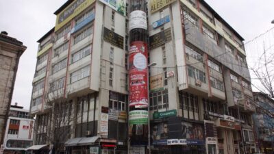 Sivas'ta Vakıflar Bölge Müdürlüğü'ne ait eski iş hanının yıkımı tamamlandı