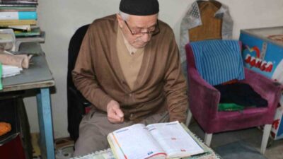 Diyarbakır'da bakkal olarak çalışan Ömer Tekin, Türkiye ve Müslüman ülkelerdeki