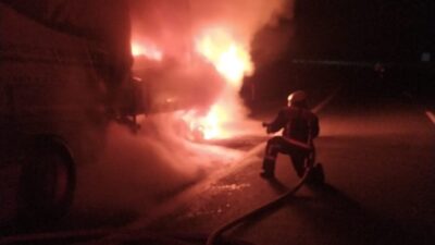 Mersin'in Tarsus ilçesinde tır dorsesinde çıkan yangın itfaiye ekipleri tarafından