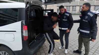 Samsun'da E.B., tartıştığı arkadaşı O.S.'yi ekmek bıçağıyla ağır yaralayarak kaçtı.