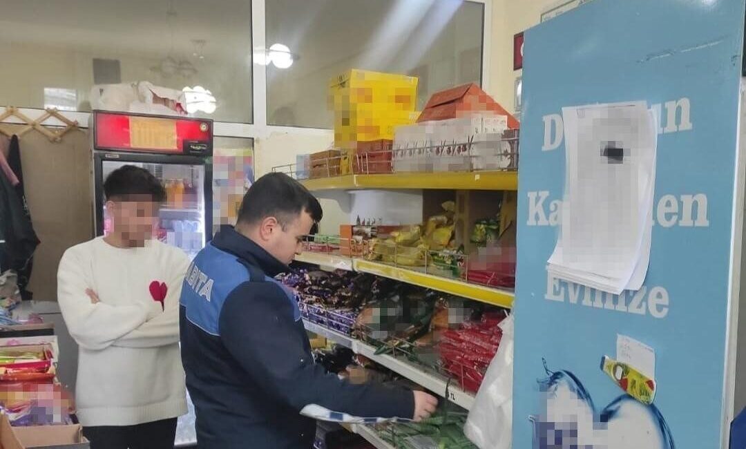 Turgutlu Belediyesi Zabıta Müdürlüğü, okul kantinlerinde detaylı denetim gerçekleştirdi. Ürün