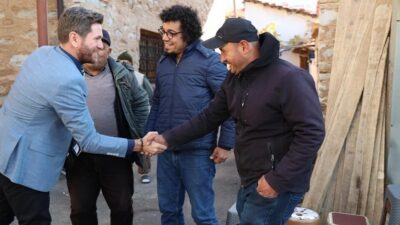 Tavas Belediye Başkanı Kadir Tatık, belediye meydanında vatandaşlara ücretsiz wi-fi
