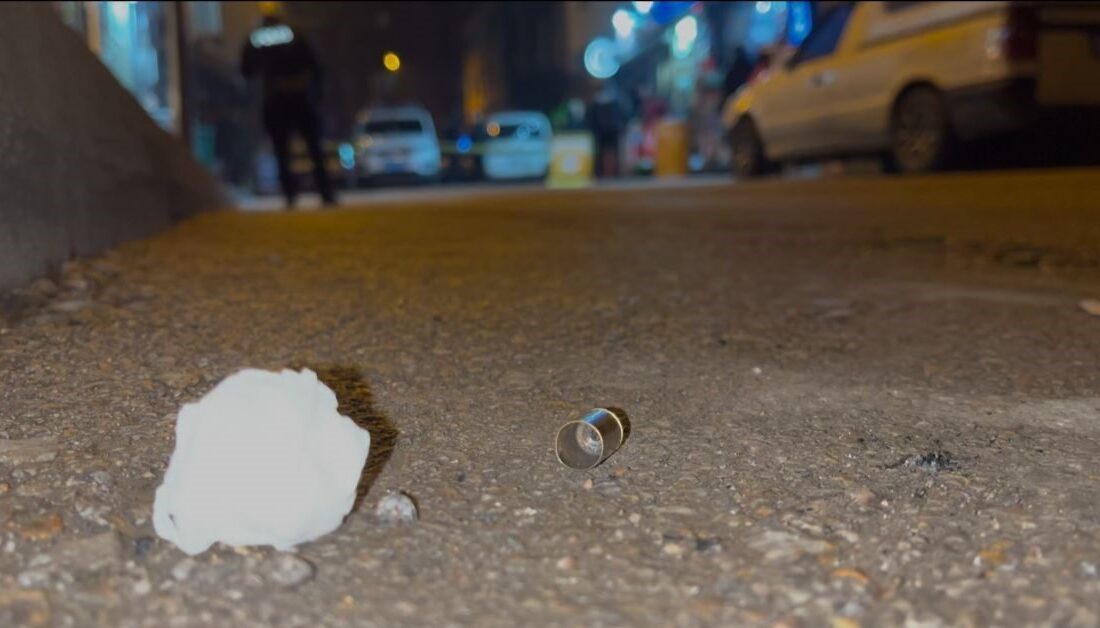 Bursa'da bir tekel bayiye silahlı saldırı düzenleyen 2 şüpheli, sahibi