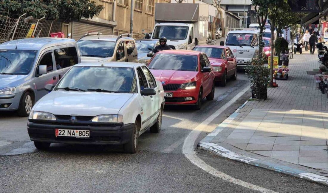 Tekirdağ'ın Süleymanpaşa ilçesindeki dar sokaklarda trafik sıkışıklığı yaşanıyor. Büyük otobüslerin