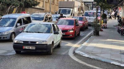 Tekirdağ'ın Süleymanpaşa ilçesindeki dar sokaklarda trafik sıkışıklığı yaşanıyor. Büyük otobüslerin