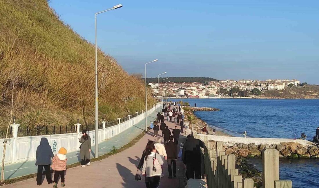 Tekirdağ'ın Süleymanpaşa ilçesinde hava güneşliyken vatandaşlar sahile akın etti. Alkaya