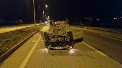 Alaca ilçesindeki kazada H.K. isimli sürücü, orta refüje çarparak aracını