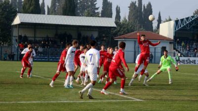 TFF 2. Lig Kırmızı Grup'ta Karacabey Belediyespor evinde Arnavutköy Belediyespor'a