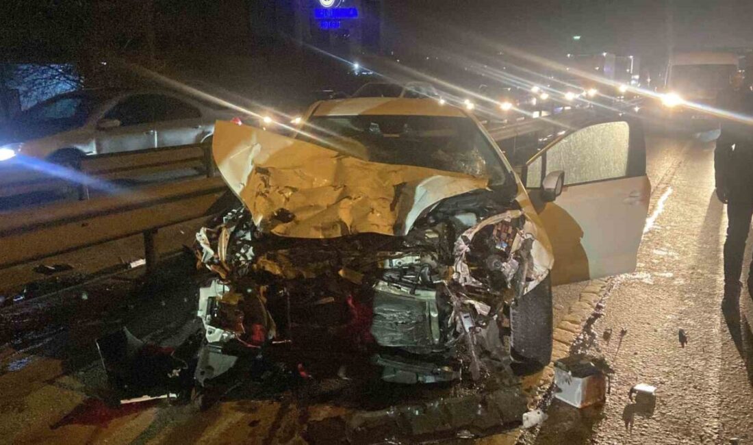 Gebze'de tırın karıştığı trafik kazasında 1'i ağır 4 kişi yaralandı.