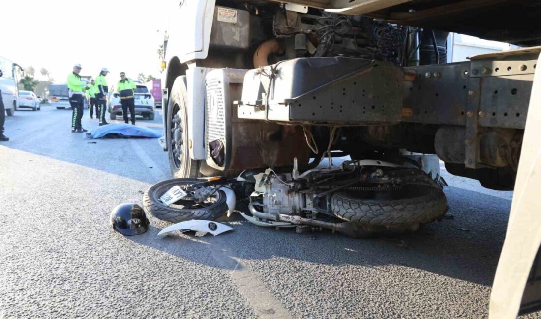 Adana'da motosiklet sürücüsü Murat Çevik, iki tır arasında kalarak feci