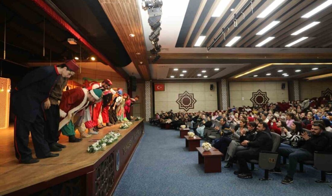 Yunusemre Belediyesi Kent Tiyatrosu'nun sahnelediği 'İki Gözümün İstanbul' isimli ortaoyunu,