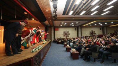 Yunusemre Belediyesi Kent Tiyatrosu'nun sahnelediği 'İki Gözümün İstanbul' isimli ortaoyunu,