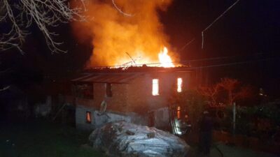 Trabzon'un Vakfıkebir ilçesinde Mehmet Alp'e ait 2 katlı ev, çıkan