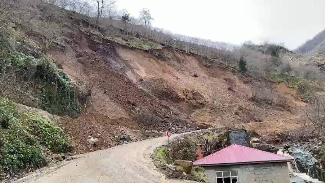 Trabzon'un Arsin ilçesinde meydana gelen heyelan, cep telefonu kamerasıyla saniye