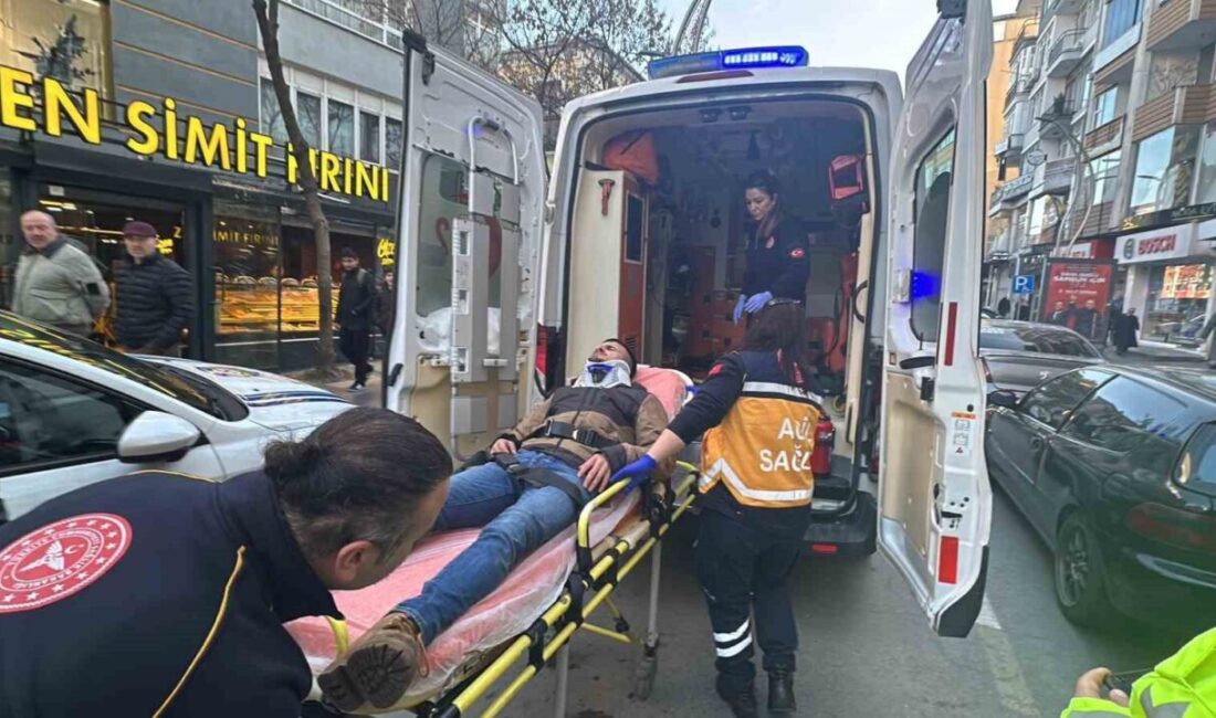 Samsun'da yol çalışması sebebiyle trafiğe kapatılan caddede otomobil ile motokurye
