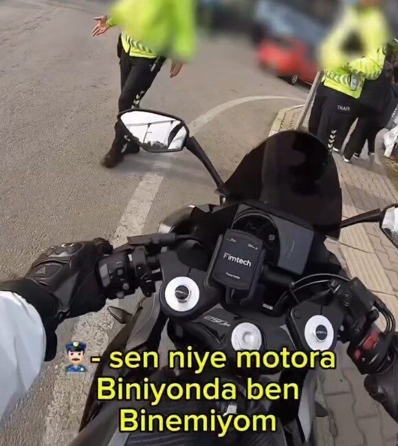 Trafik denetiminde gülümseten anlar Samsun'un Çarşamba ilçesinde motosikletli