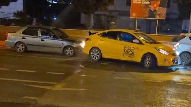 Edirne'de kırmızı ışıkta bekleyen araçlara arkadan gelen otomobilin çarpması sonucu