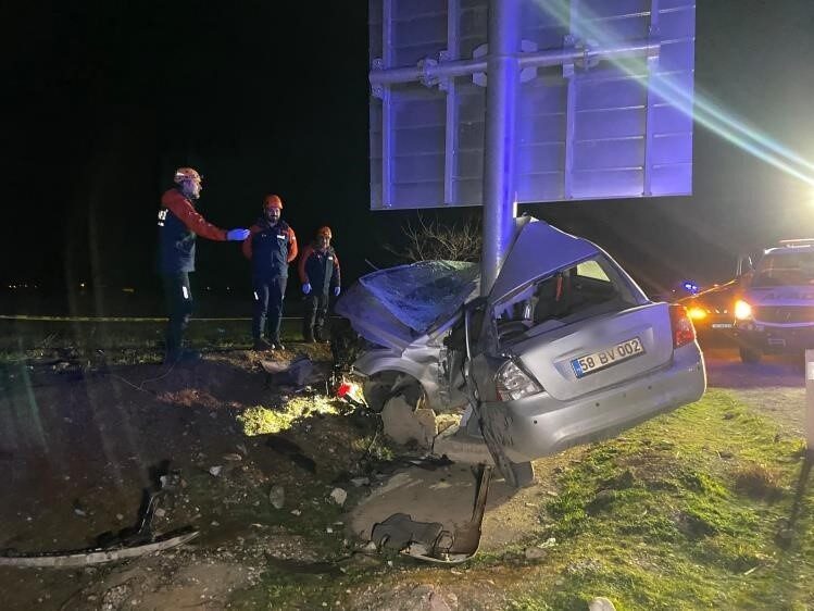 Trafik levhasına çarpan otomobil ikiye katlandı… Feci kaza kamerada Adıyaman'da meydana gelen kazada