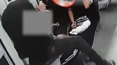 Kayseri'de kimliği belirsiz şahıslar tramvayda taşkınlık yaparak tutamakları kesip camlara