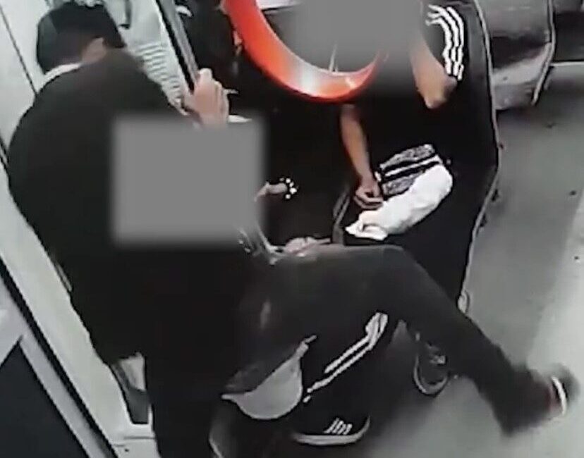 Kayseri'de kimliği belirsiz şahıslar tramvayda taşkınlık yaparak tutamakları kesip camlara