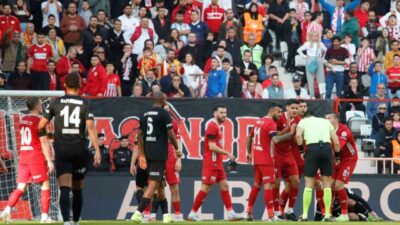 Antalyaspor ile Beşiktaş arasındaki maçın ilk yarısı golsüz tamamlandı. İki