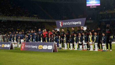 Fenerbahçe, Atakaş Hatayspor'u ağırlıyor. Maçın ilk 20 dakikasında Fenerbahçe önde.