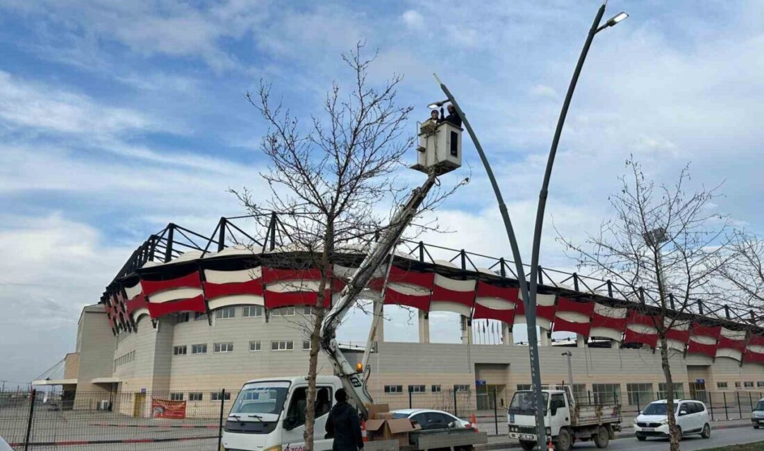 Turgutlu Belediyesi, Ergenekon Mahallesi'nde aydınlatma direği montajı gerçekleştirerek kenti daha