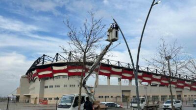Turgutlu Belediyesi, Ergenekon Mahallesi'nde aydınlatma direği montajı gerçekleştirerek kenti daha