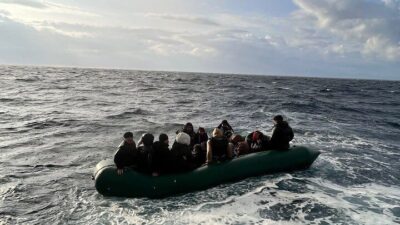 Didim açıklarında Yunanistan tarafından geri itilen 12’si çocuk 27 düzensiz