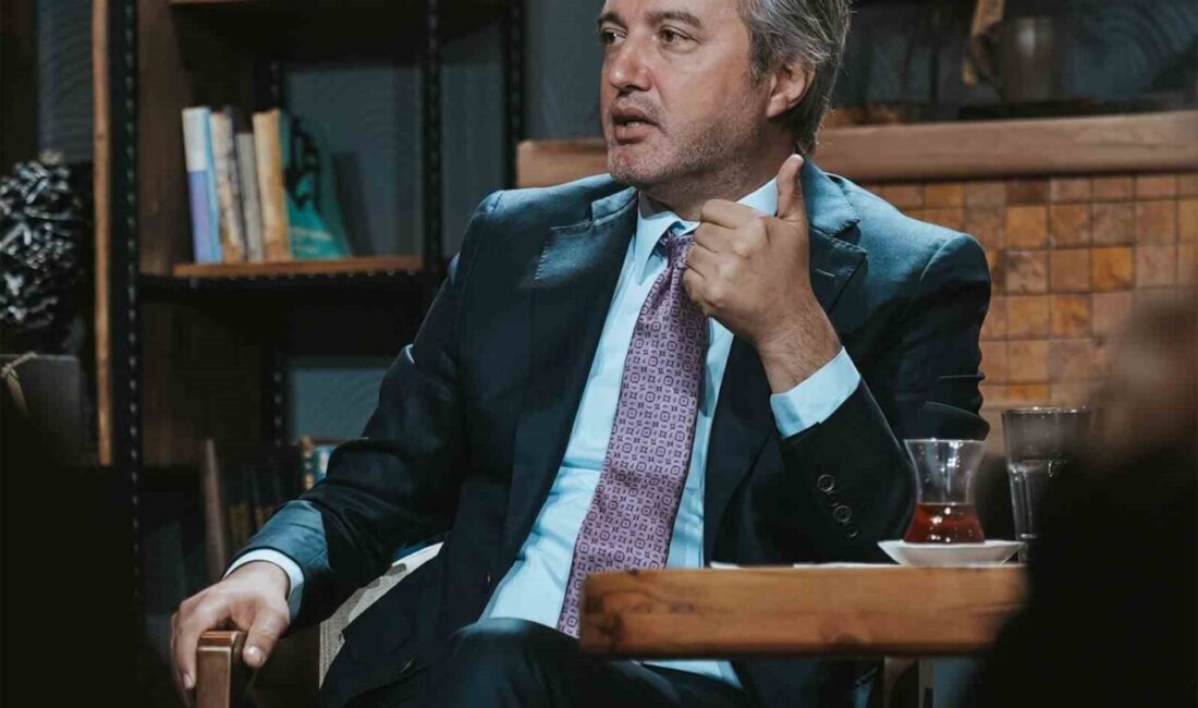 Politikacı Yakup Türkal, Çin medyasına "Vatandaş Kart Sistemi"ni tanıttı. Model,