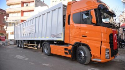 Türkeli’ye hibe edilen çöp sıkıştırma aracı için Cumhuriyet Meydanı’nda tören