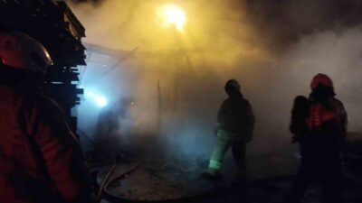 Tuzla'daki palet imalathanesinde çıkan yangın, itfaiye ekipleri tarafından kontrol altına