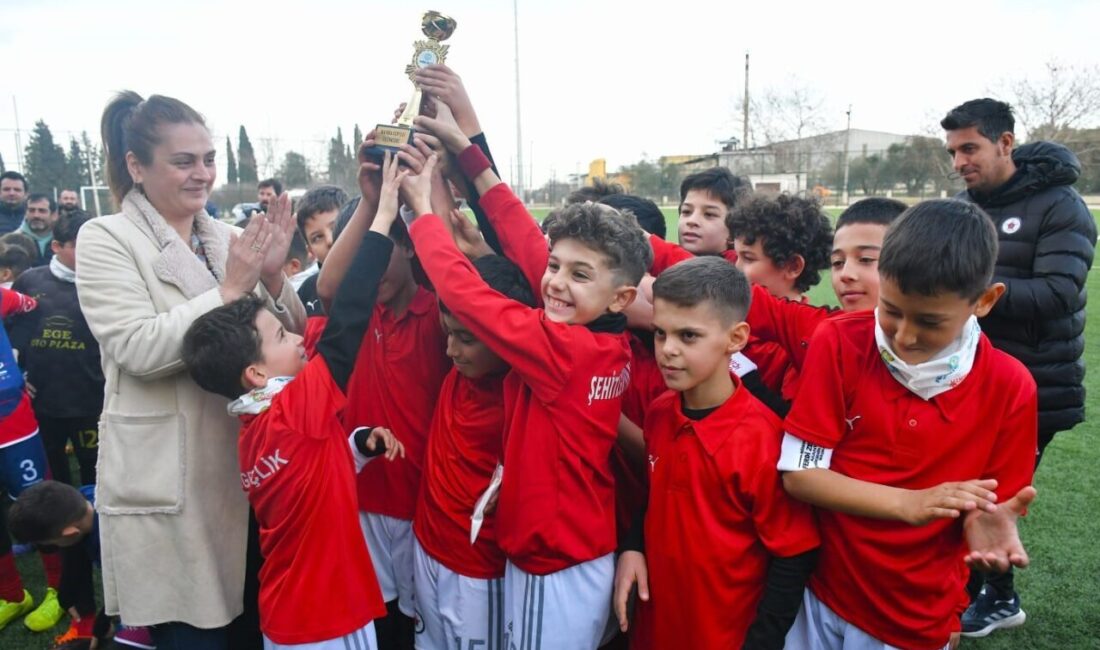 Manisa'da gerçekleşen U11 Manisa Cup Futbol Turnuvası'nda Turgutlu Gençordu birinci