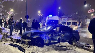 Sivas'ta meydana gelen kazada 3 araç hurdaya döndü, ancak yaralanan