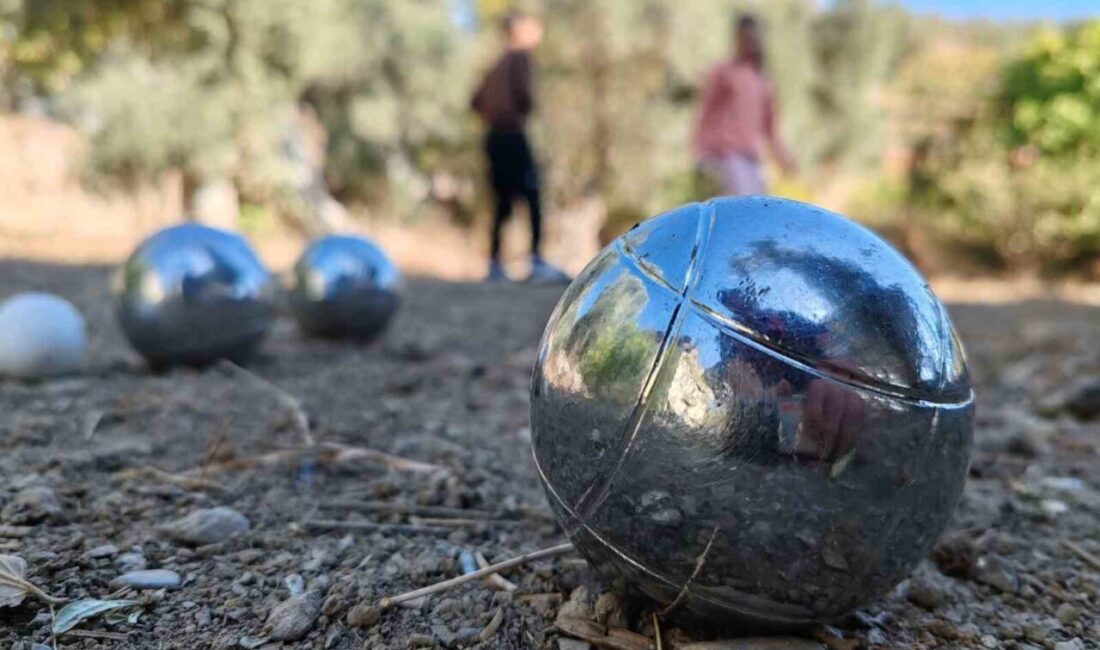 Ula'da, çocuklar ara tatilde bocce ve volo sporlarıyla hem fiziksel
