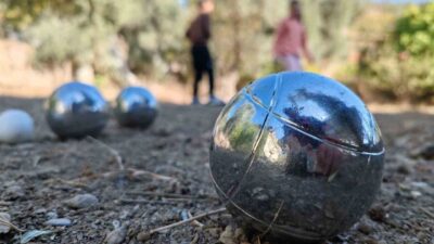 Ula'da, çocuklar ara tatilde bocce ve volo sporlarıyla hem fiziksel