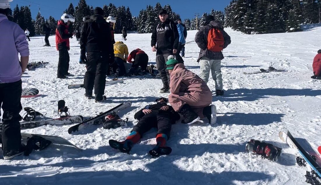 Uludağ'da kar tatilinin keyfini çıkarmak isteyen binlerce kişi aynı pistte
