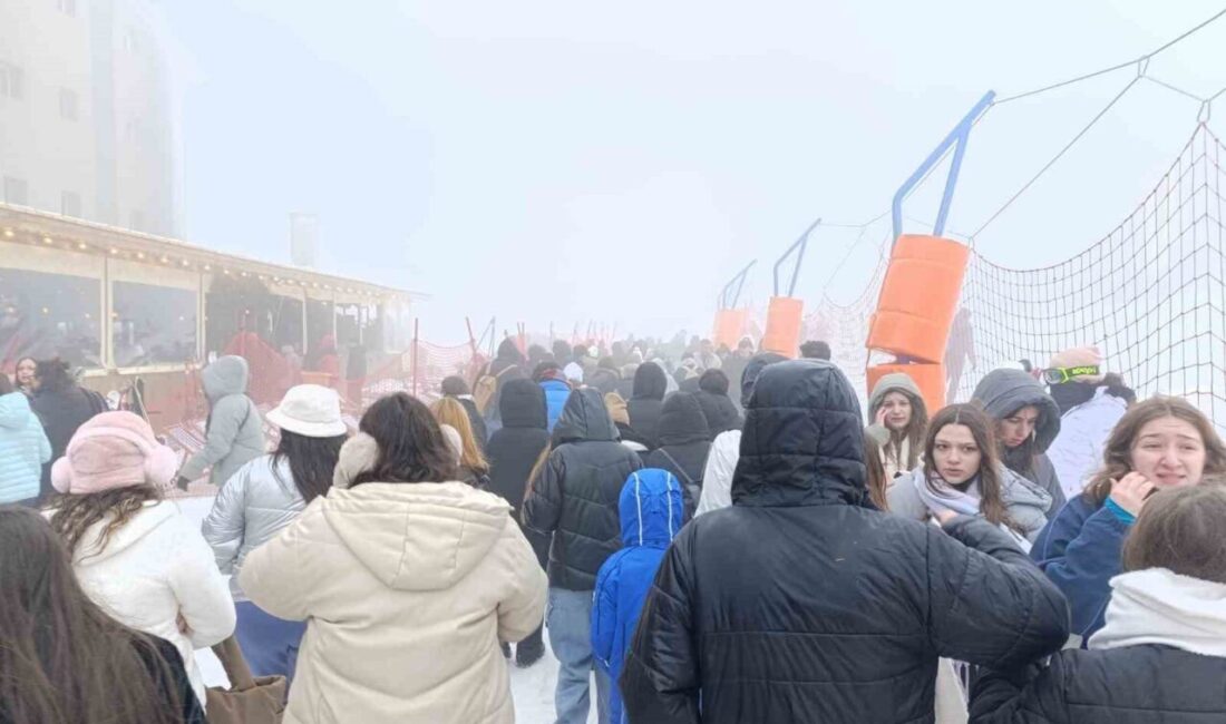 Uludağ'da kar kalınlığı 58 santimetreye ulaştı ve turist yoğunluğu arttı.