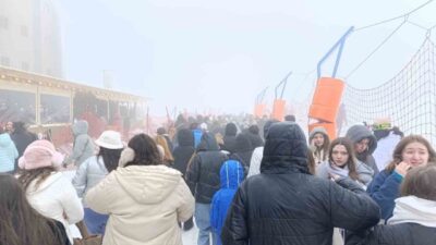 Uludağ'da kar kalınlığı 58 santimetreye ulaştı ve turist yoğunluğu arttı.