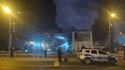 Ümraniye’deki akaryakıt istasyonunda çıkan yangın, itfaiye ekiplerince kontrol altına alındı.