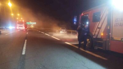 Ümraniye'de seyir halindeki bir otomobil aniden alev aldı. İtfaiye müdahalesiyle