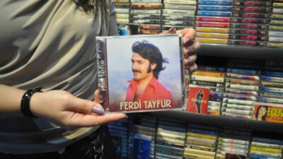 Ünlü sanatçı Ferdi Tayfur'un vefatından sonra Eskişehir'de kasetlere olan ilgi