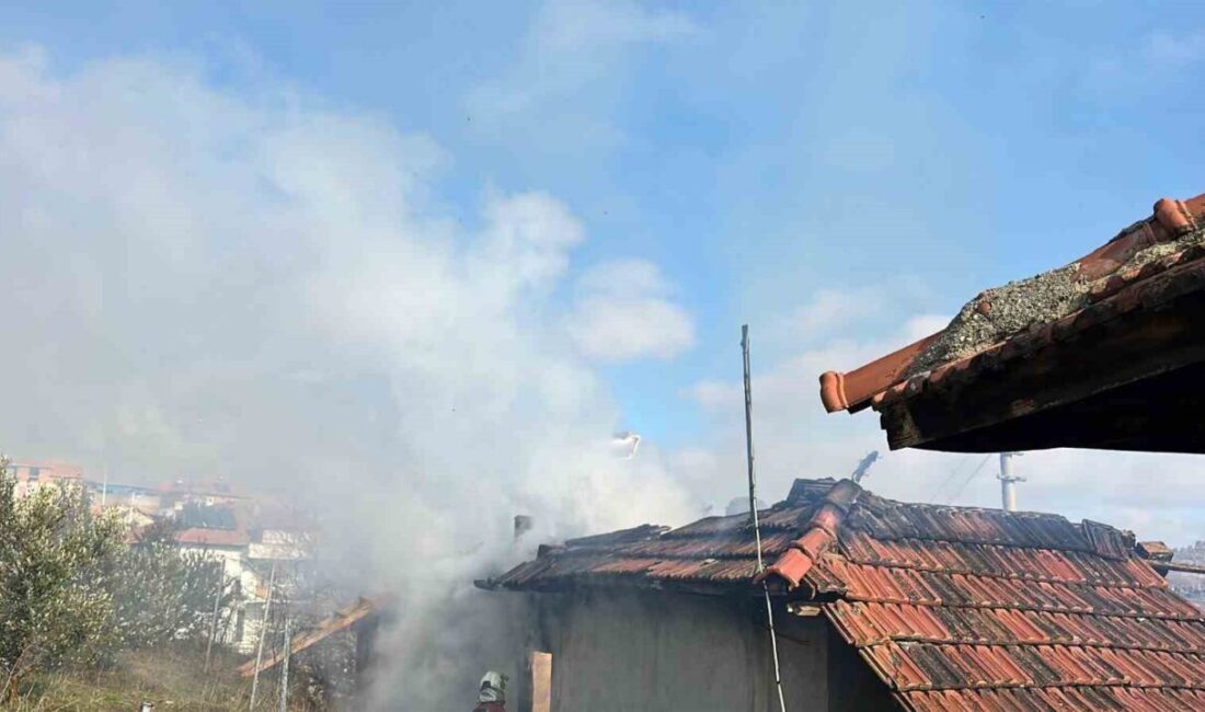 Uşak’ta müstakil bir ev yanarak küle döndü Uşak'ta çıkan yangın, Yeniköy'deki