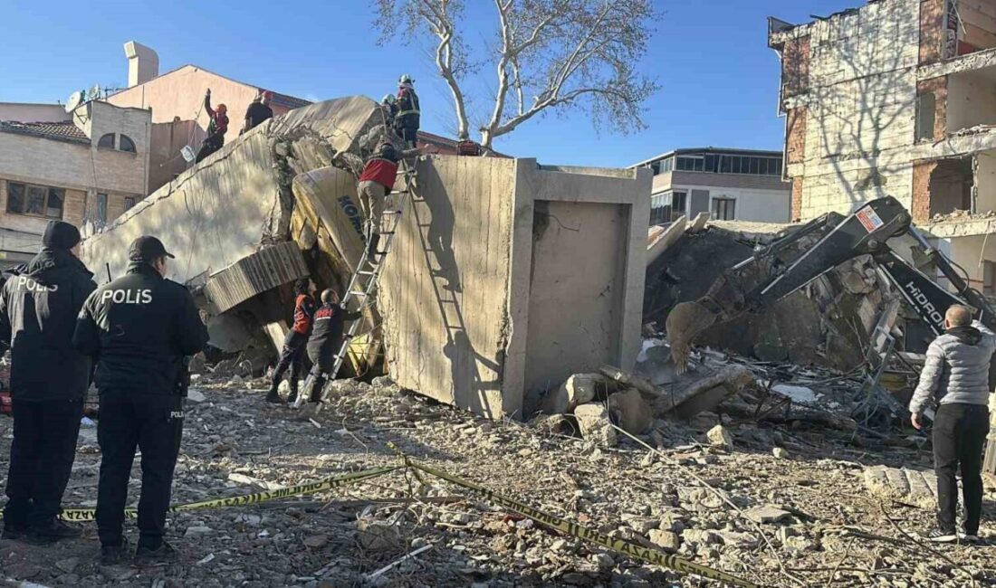 Uşak'ta Belediye İşhanı yıkımı sırasında göçük altında kalan iş makinesi