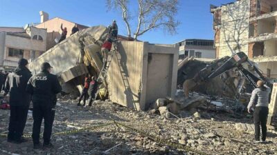 Uşak'ta Belediye İşhanı yıkımı sırasında göçük altında kalan iş makinesi