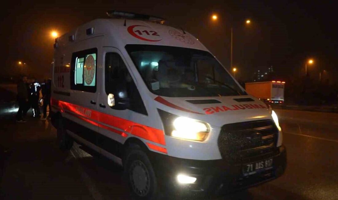 Üst geçidi göz ardı etti, kaza kaçınılmaz oldu: Otomobilin çarptığı yaya ağır yaralandı Kırıkkale'de karayolunu tercih eden