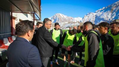 Vali Ali Çelik, Zapspor antrenmanını ziyaret ederek futbolculara moral verdi.