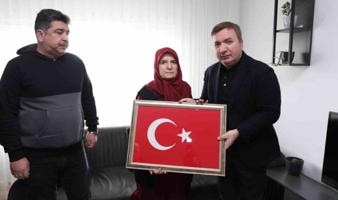 Vali Aydoğdu şehit ailesi ve hastanede yaşlı kadını ziyaret etti Erzincan Valisi Hamza Aydoğdu,